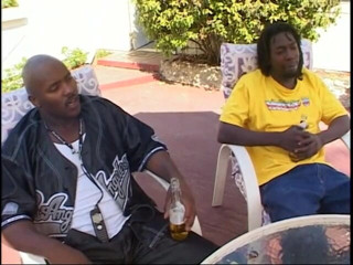 Hot and Wet: Bunăciune neagră se dezbracă dezvăluindu-și pizda păroasă pe scări