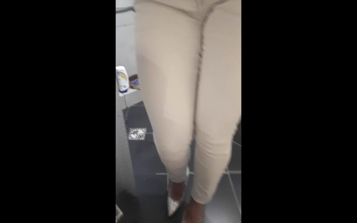 Aqua Pola: Pipì disperata in jeans bianchi e higheel