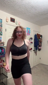 Zrzavá Kráska Sexy Cvičení Rutina a Striptýz
