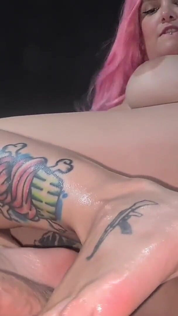 Small Feet, Soft Soles. Best Footjob Ever (Qween SG)