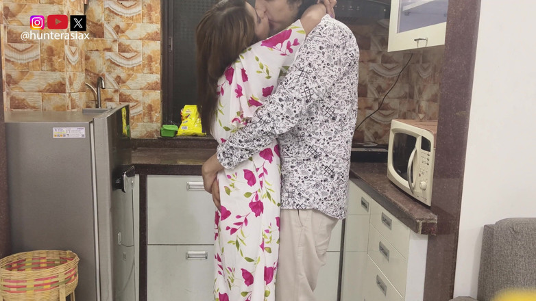 hunter Asia: Doce pedido, beijo de recompensa quente na cozinha, fazer amor...