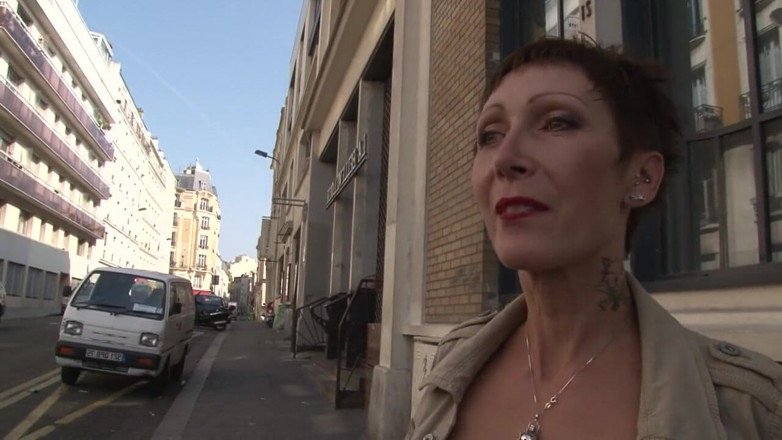 Nude in France: Шлюшка среднего возраста попадает на улицы в поисках члена