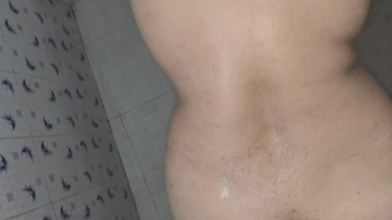 pujaprem: เปลวไฟในห้องน้ําของ Pujaprem จุดประกายน้ําแตก