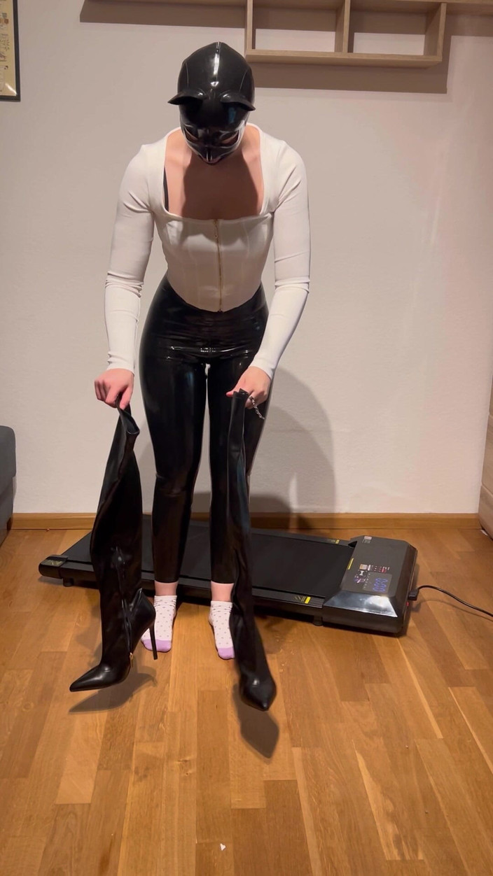 LillyLeather: लेटेक्स कमसिन अपनी ट्रेडमिल पर अलग-अलग जूते और ऊँची एड़ी के जूते पहन रही है