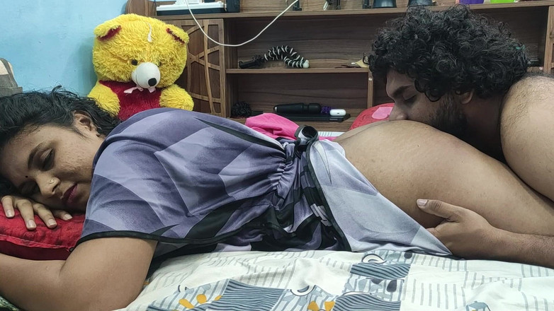 Vaigavarun45: Desi malayali casal quente ass kiss romance em nighty
