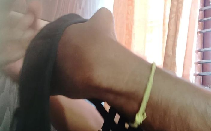 HornyHunk: Yarağımı yağlıyorum ve komşunun külotu ve sutyenle mastürbasyon yapıyor