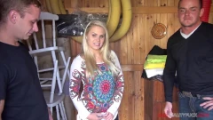 Ateşli sarışın kadın bahçe evinde iki yabancıyla sikişiyor