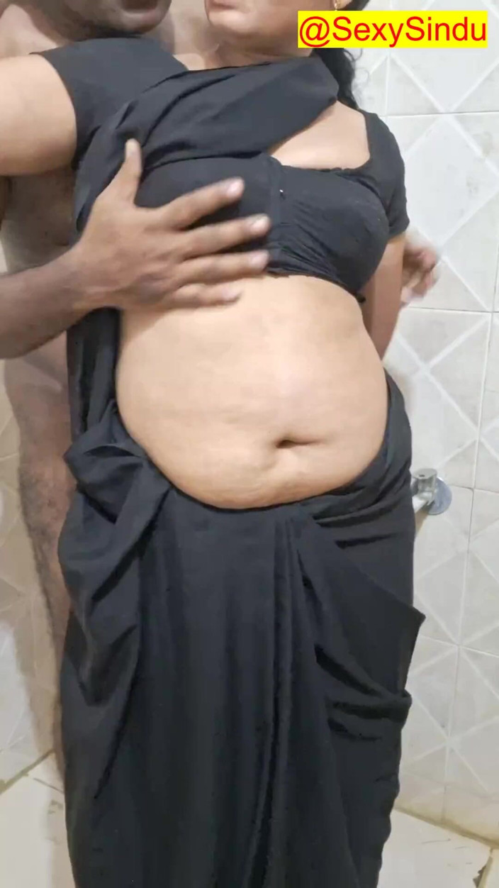Sexy sindu: Une MILF indienne se baigne dans son sari