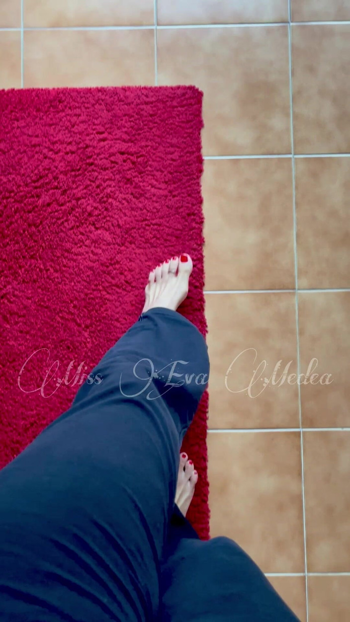 Miss Eva Medea: Feet Rain