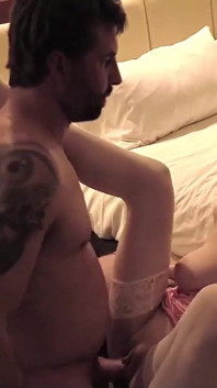 Octavia Red'in güzel büyük doğal göğüsleri var ve seksi iç çamaşırını sikiyor