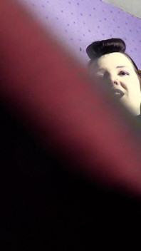 Une esclave renifle des bas soyeux