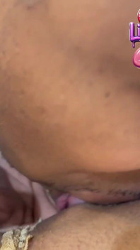 Close-up poesje likken Colombiaanse babe (pov)