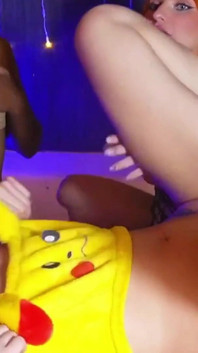 美丽的拉丁女同性恋者在海滩上潮吹