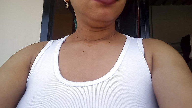 PATY PATY: Di balkon rumahnya