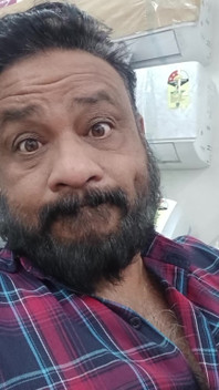 恥ずかしがり屋の叔父さんがビデオ通話で胸を見せる