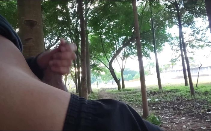 Lekexib: Masturbación con la mano en el parque Lekexib