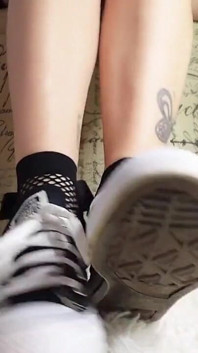 Meus pés são pequenos e adoráveis em Converse, especialmente com essas meias de arrastão no tornozelo com um arco grande.