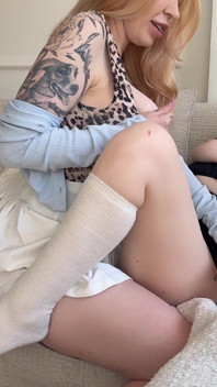 La Matrigna Insegna Alla Figlia Dell'amica Come Sborrare Usando Il Suo Dildo!