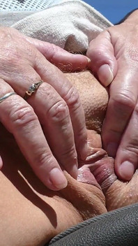 Dedilhado No Carro Fora Em Um Parque Público