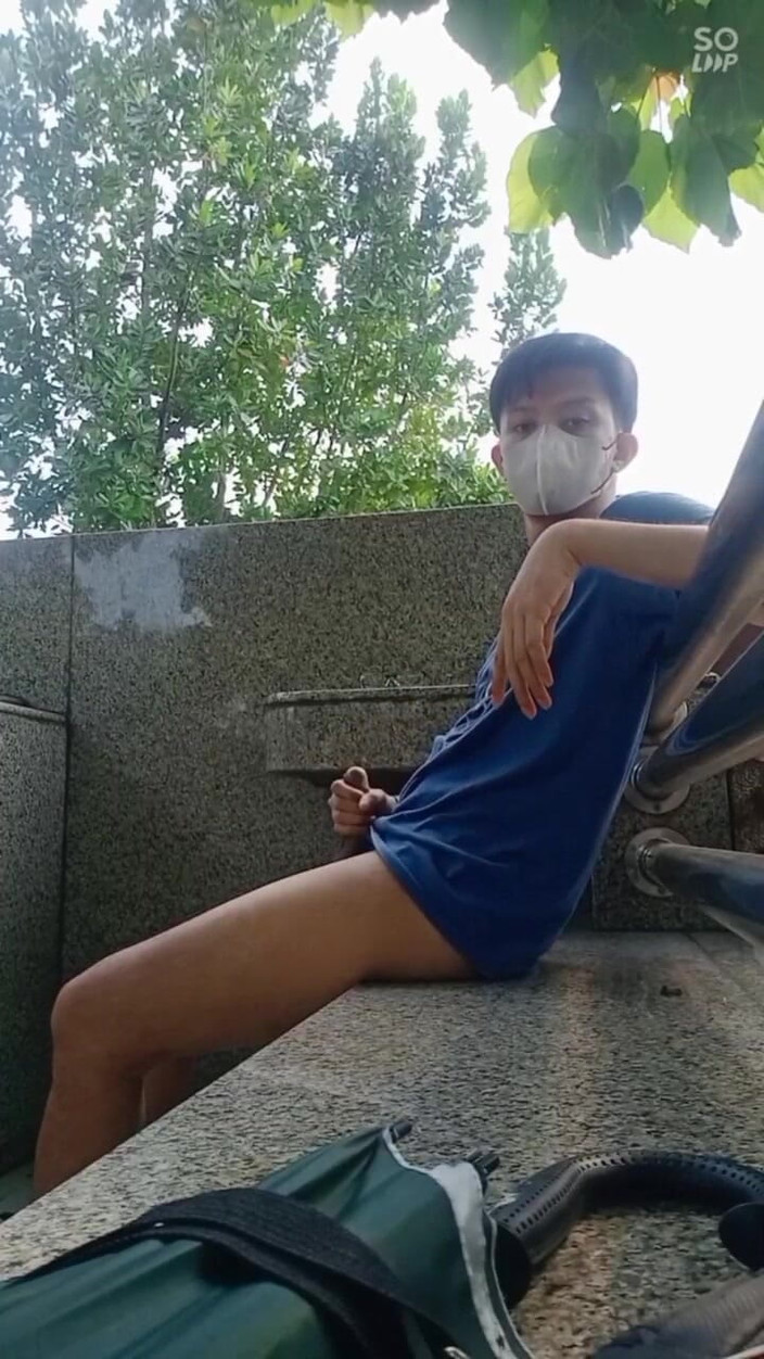 Rent A Gay Productions: Aisa Young Twink ao ar livre masturba e goza