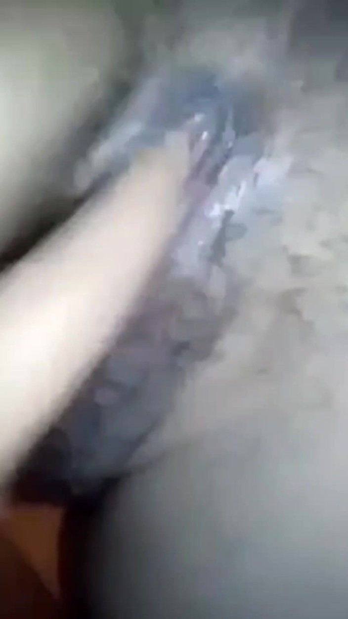 Puja viswash: Оголена дівчина в жовтій сукні, відео