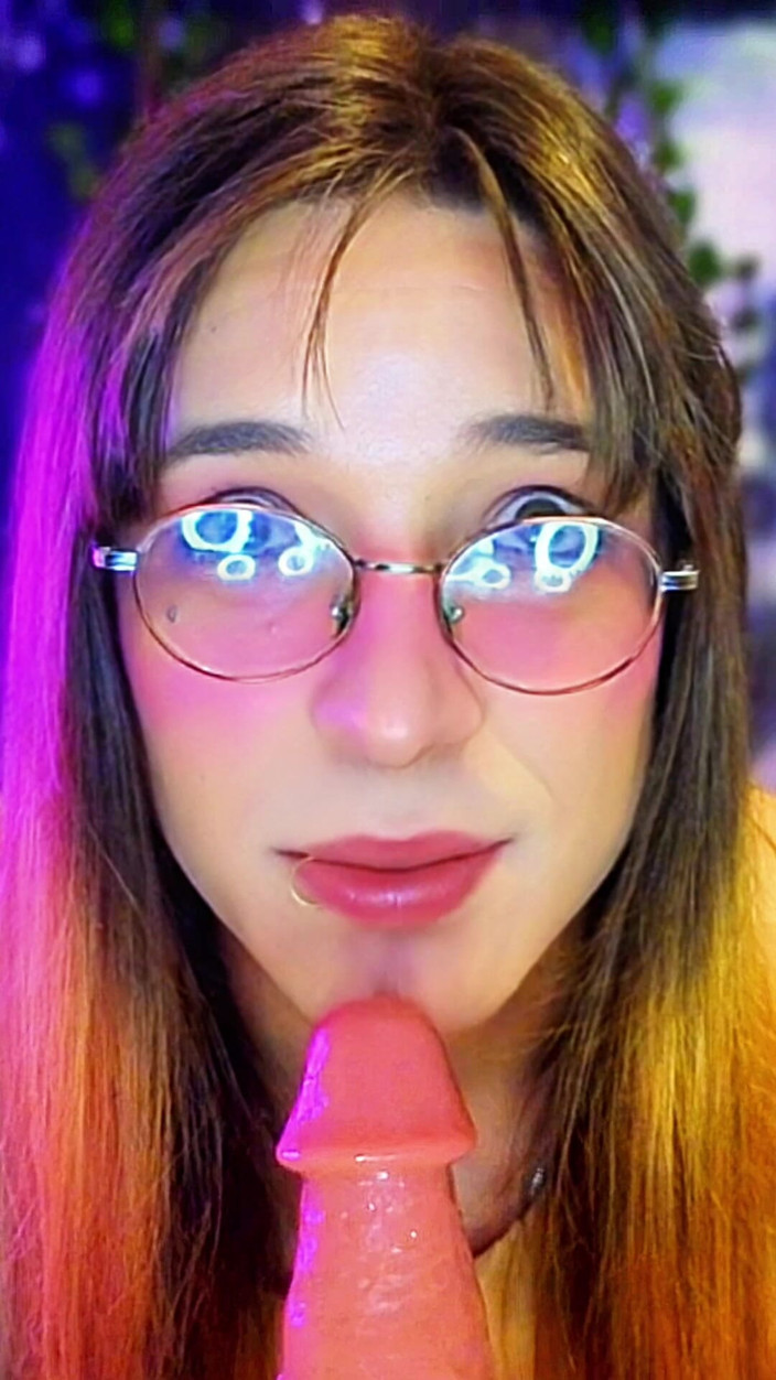 Bella Roar: MILF Trans Da La Mejor Mamada