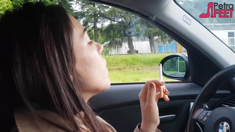 Smokin Fetish: Petra обожает курить ciggaretes в ее машине