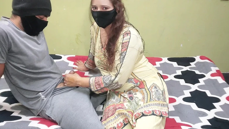 Pakistani CoupleX: Istri temanku meneleponku ke rumah dan muncrat di memeknya audio...