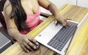 Mallu boobs: Kerala meisje met grote borsten toont tieten tijdens online werk.