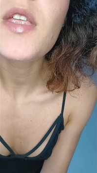 Dominatrice umiliante in pov: ti sputo addosso, ti uso, e la tua ragazza guarda