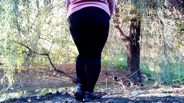 Elena: Taytlı tombul orta yaşlı seksi kadın parkta işiyor