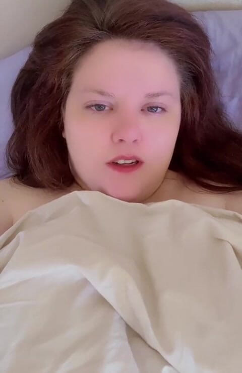 Aliceqii: Em primeiro plano - meio-irmão me acorda para fazer sexo