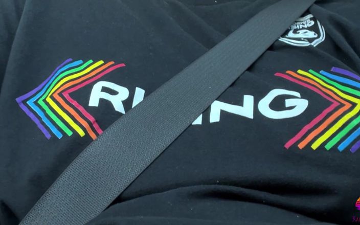 Kapri Sun: Une trans se branle au volant