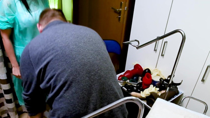 Marcus Pollack: Une jeune infirmière fait un double fisting