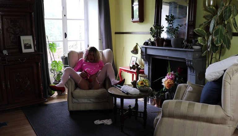 Sissy Dee Dee: Sissy Dee zou moeten schoonmaken, maar ze wordt meegesleept terwijl...