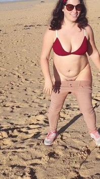 Wanita kencing di pantai umum saat nggak ada orang di sana