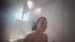scarlettandc: Koupání mě zvlhne, a proto ti řeknu, jak se dotknout tvého šukajícího...