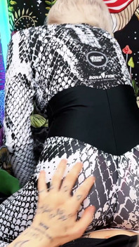 กระโดดใส่เพื่อนของเธอ!