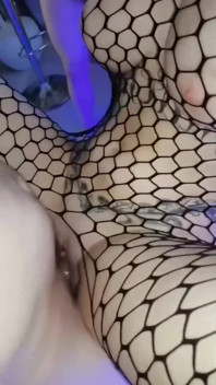 Esposa amadora gangbang. Os amigos do marido me foderam com força enquanto ele estava no trabalho