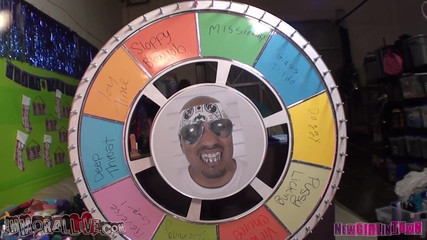 Immoral Live: Pirang berambut pendek memiliki tubuh yang luar biasa dan tato...