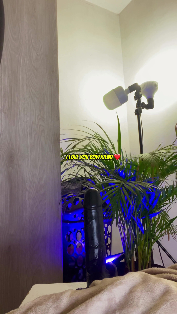 brunette: Pojď sem a pojďme šukat na stole, tati.