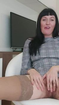 Ginnagg orta yaşlı seksi kadın mastürbasyon