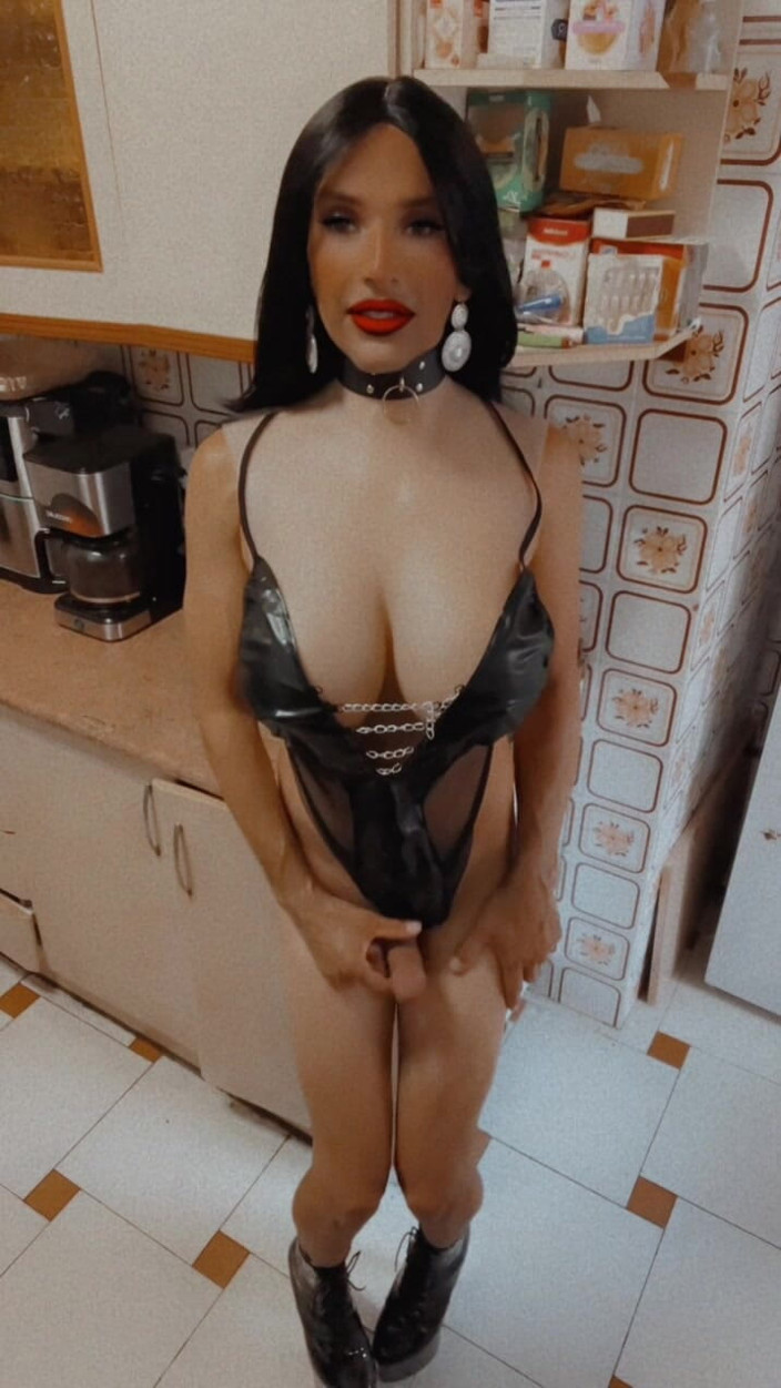 Sissy Slut Brianna: Tyhle bikiny skoro nic nekryjí. Moje trpělivost ještě méně. ZKUSÍŠ...