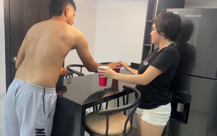 ManuelaAlvarez: 我看到我性感的红发继妹在家里很无聊，所以我提议一套状况很脏的杯子。