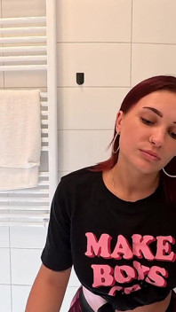 Calda piccola ragazza del college rossa si sputa sulla mano e si masturba in bagno con una mini gonna corta