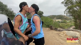 Kontol besar kepergok nyepong kontol besar pria yang belum disunat di luar ruangan