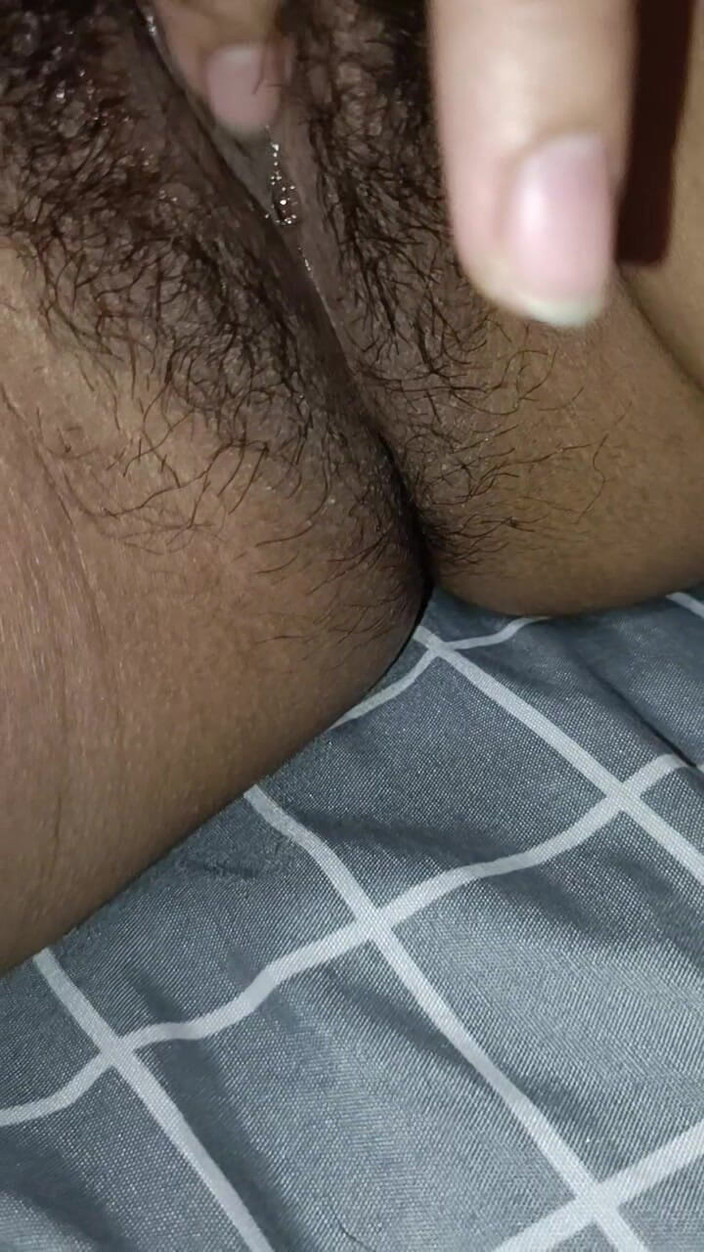 NadiaAlmer: Minha cunhada está na sala de estar quando ela está...