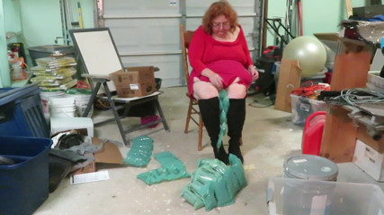 BBW nurse Vicki adventures with friends: Un gros cul déballe des packs d'air pour vos paquets...