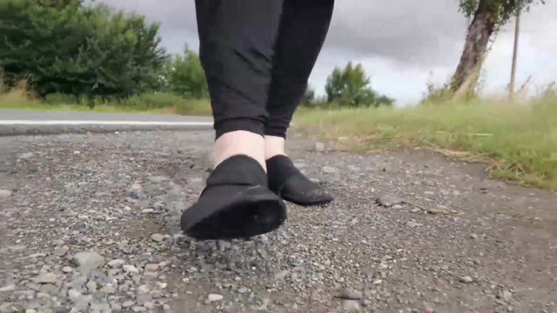 Footfetish: Diversión De Culto Con Charcos En La Carretera Rural