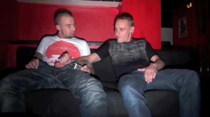 Sneaker gay: Mrdka v teniskách a páchnoucí noha